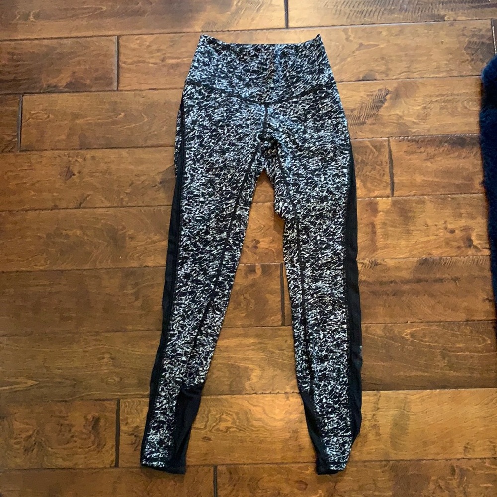 LuluLemon Leggings black and white pattern